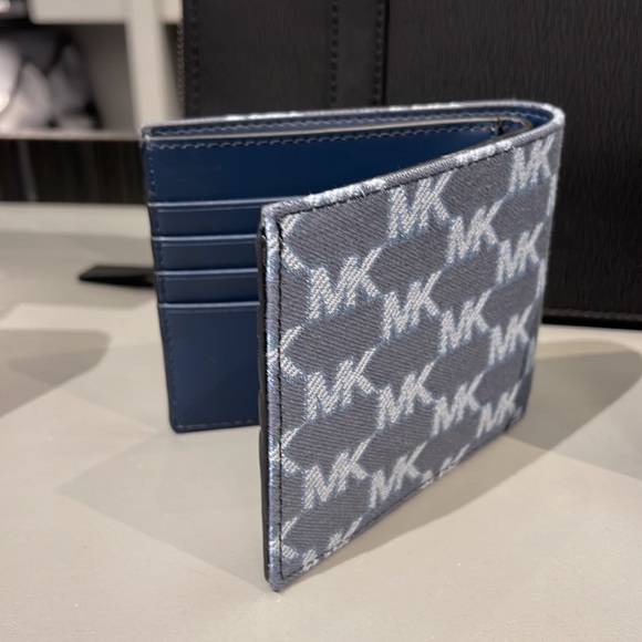 Michael Kors Men’s Women’s Cooper Logo Fabric Billfold Wallet Navy Multi NWT - Picture 5 of 16
